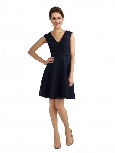 Comprar Azul marina oscuro línea A Cuello en V Encaje Corto Vestidos de dama de honor / Vestidos de cóctel